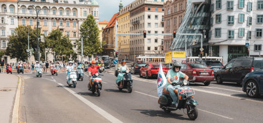 Účastníci a skútry Vespa na srazu PragoVespa 2026 v Praze